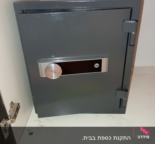 כספת אפורה עם מנעול דיגיטלי